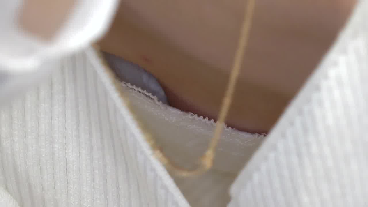  偷拍大神清纯妹子的胸罩风光 的剧照1