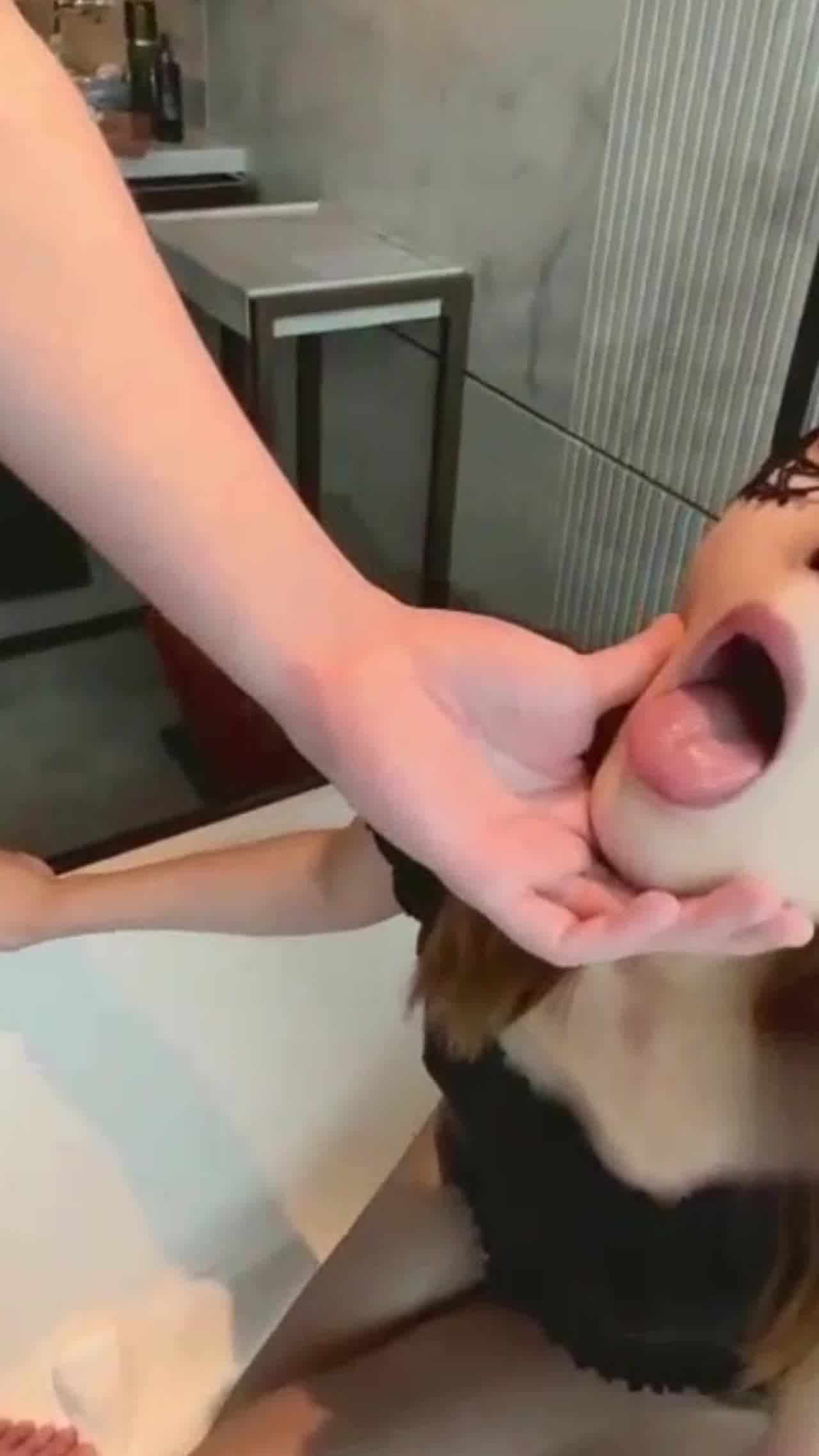  口交小宝贝湿润的小嘴不停的舔我的大鸡巴 的剧照2