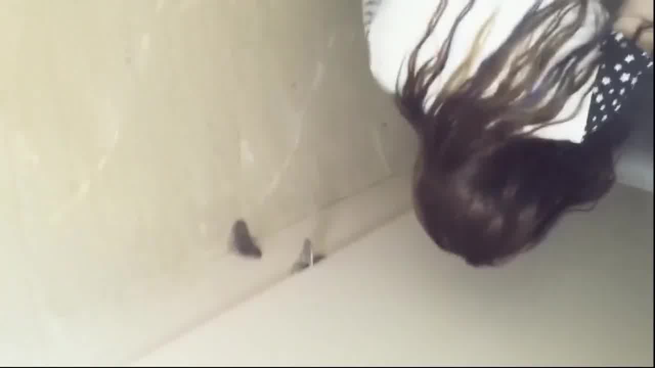  【重口慎入】厕所偷拍翻车现场，狠人怼脸强拍！ 的剧照6