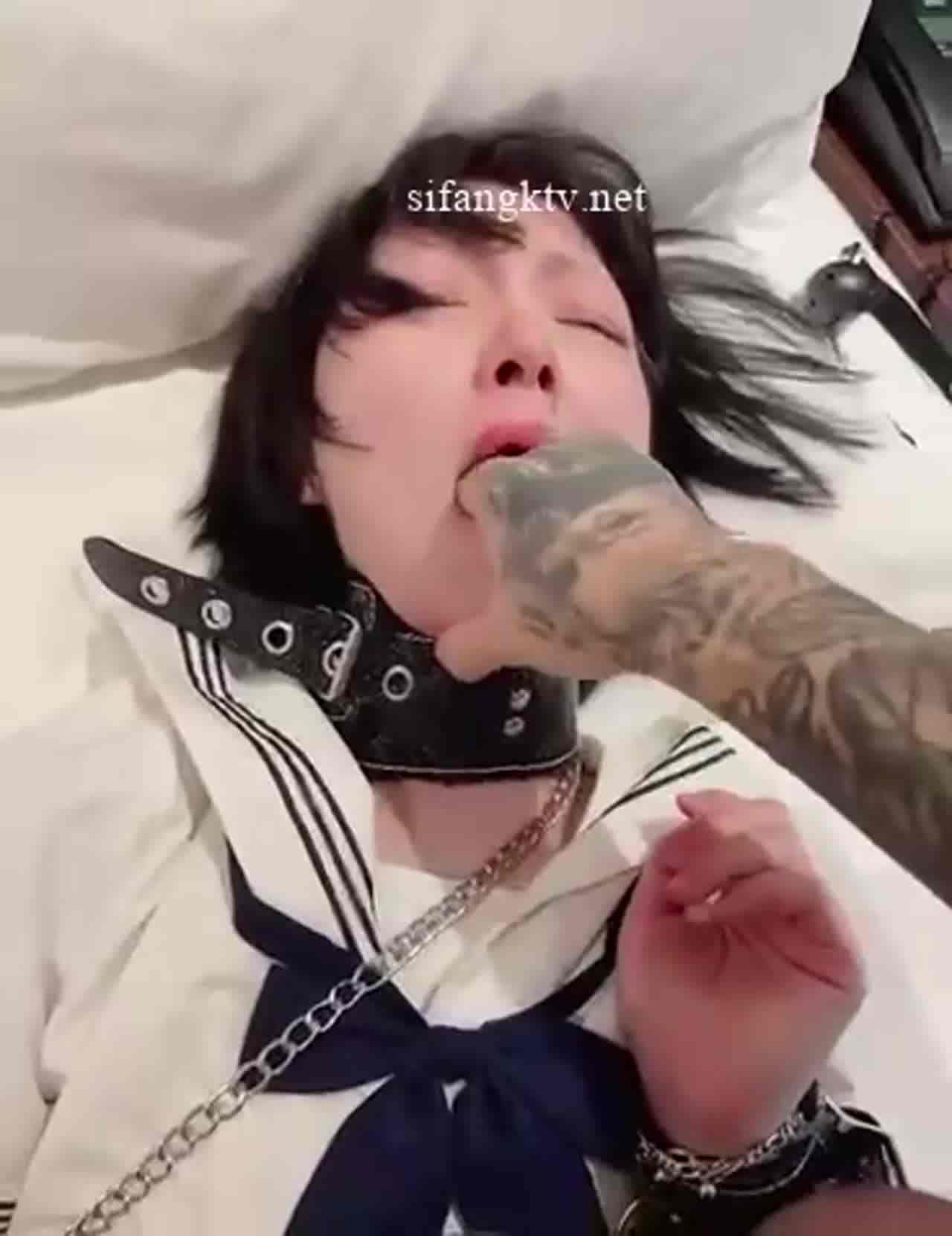  调教小萝莉系列，穿着jk露脸舔鸡巴，粉嫩小穴让人欲罢不能 的剧照2