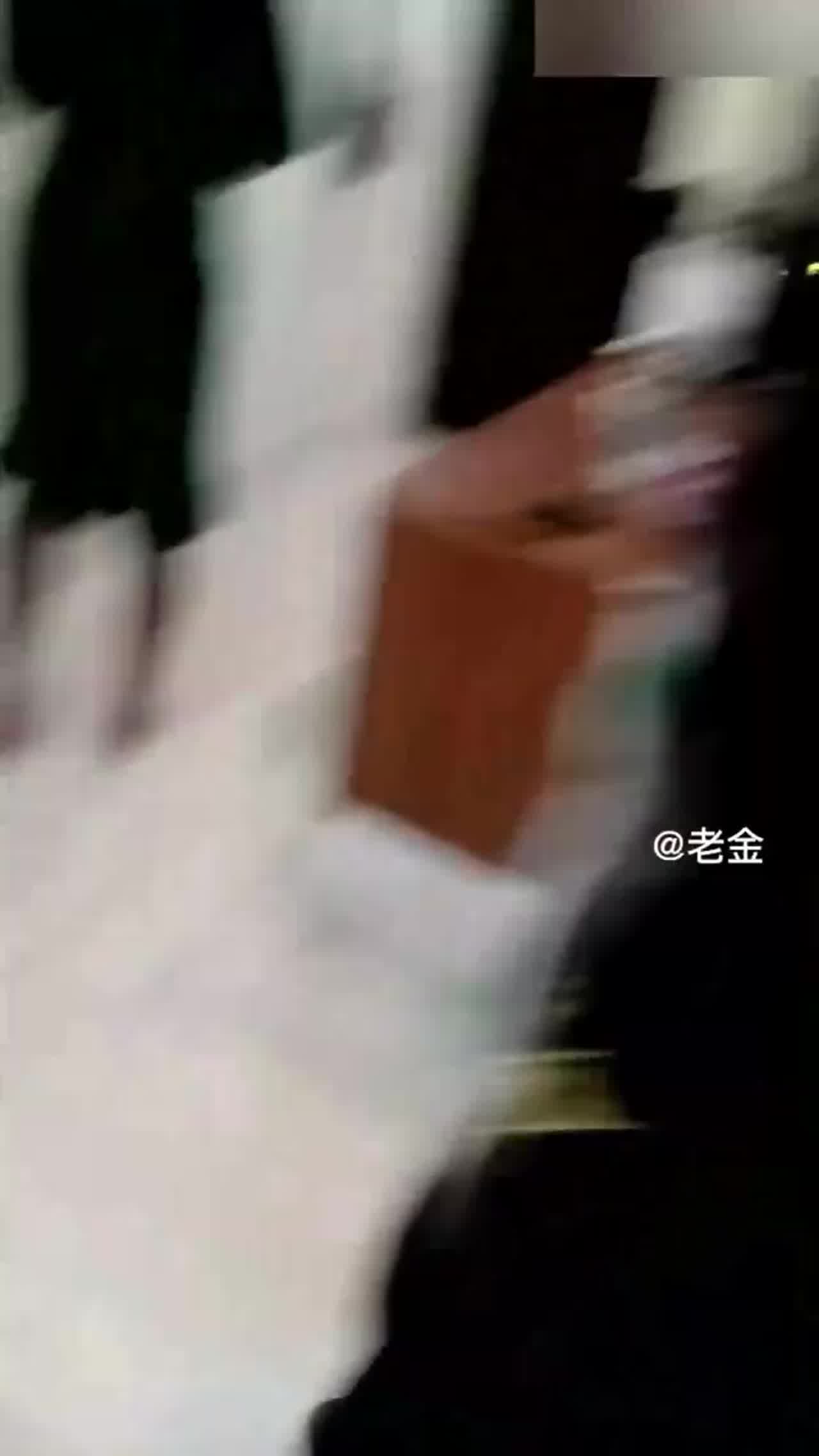  【给亲妈下药】海角热门骚逼老妈穿着黑丝去陪领导吃饭，回到家逼里黏糊糊的肯定是被操了 的剧照8