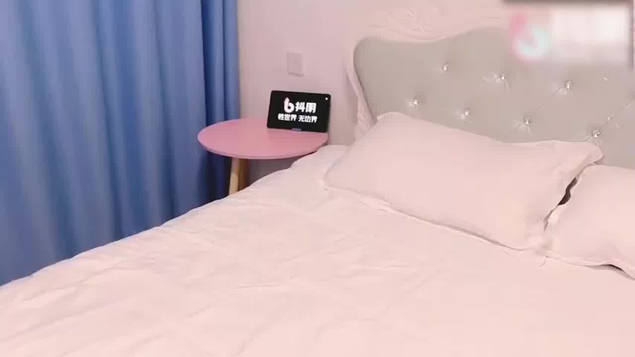  抖阴 新年女友Lingxi上门服务 的剧照4